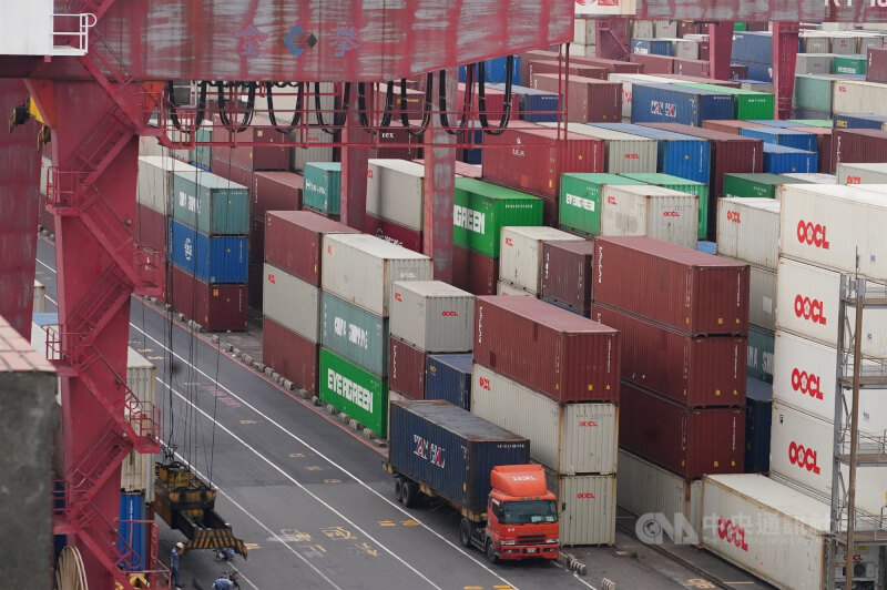 主計總處估今年上半年經濟成長5.35%,下半年僅1.00%,上下半年差距是歷年差距第4大。圖為高雄港區貨櫃堆疊。(中央社檔案照片)