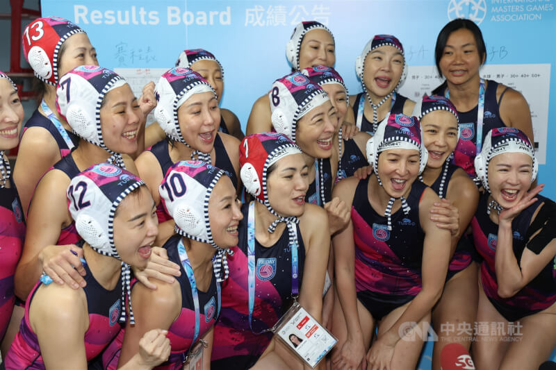2025雙北世壯運水球賽事28日在台北市松山運動中心進行女子團體最後一天賽事,終場台北101董事長賈永婕(前右4)、主播夏嘉璐(前右3)所屬的Friday隊以7比3擊敗北一女校友組成的Greenwave隊。賽後Friday開心合影。中央社記者張新偉攝 114年5月28日