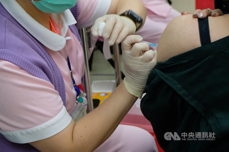 中研院生物醫學研究員施信如認為,目前國內COVID-19主流病毒株NB.1.8.1,但LP.8.1境外傳入風險高,建議動態更新疫苗配方。圖為民眾施打疫苗。(中央社檔案照片)