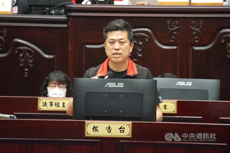 花蓮縣文化局長吳勁毅(前)。(中央社檔案照片)