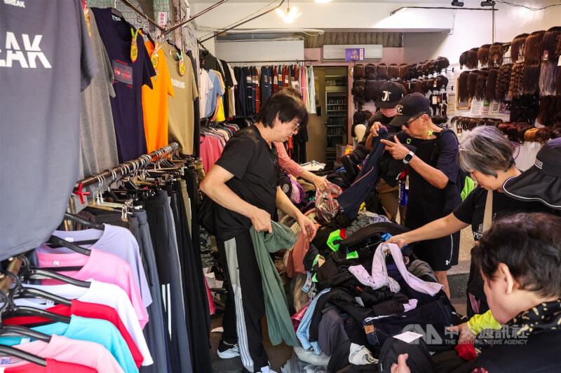 圖為民眾在台北市中山區一處傳統市場選購服飾。(中央社檔案照片)