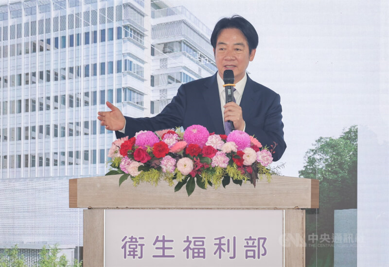 總統賴清德28日說,衛福部疾管署已儲備足夠的疫苗和抗病毒藥物,防疫量能相當充裕,民眾無需驚慌,更不用囤積物資。圖為總統賴清德13日出席衛生福利部防疫中心興建工程動土典禮。(中央社檔案照片)