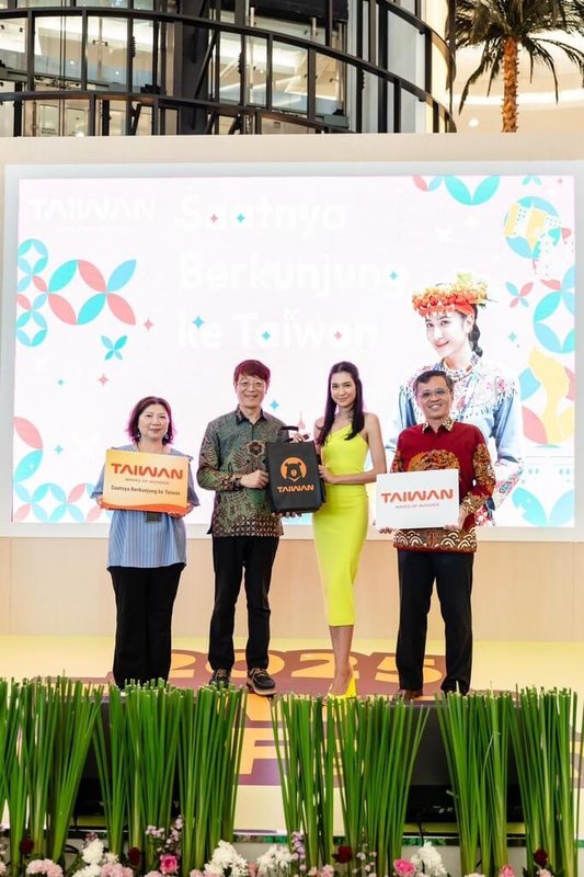 交通部觀光署5月24日參加雅加達台灣農遊展銷會,大力推廣台灣觀光。左2為駐印尼副代表林信任,右2為台灣觀光印尼地區代言人Mikha Tambayong,右1為駐雅加達台灣觀光服務處主任周士弼。(駐印尼代表處提供)中央社 114年5月28日