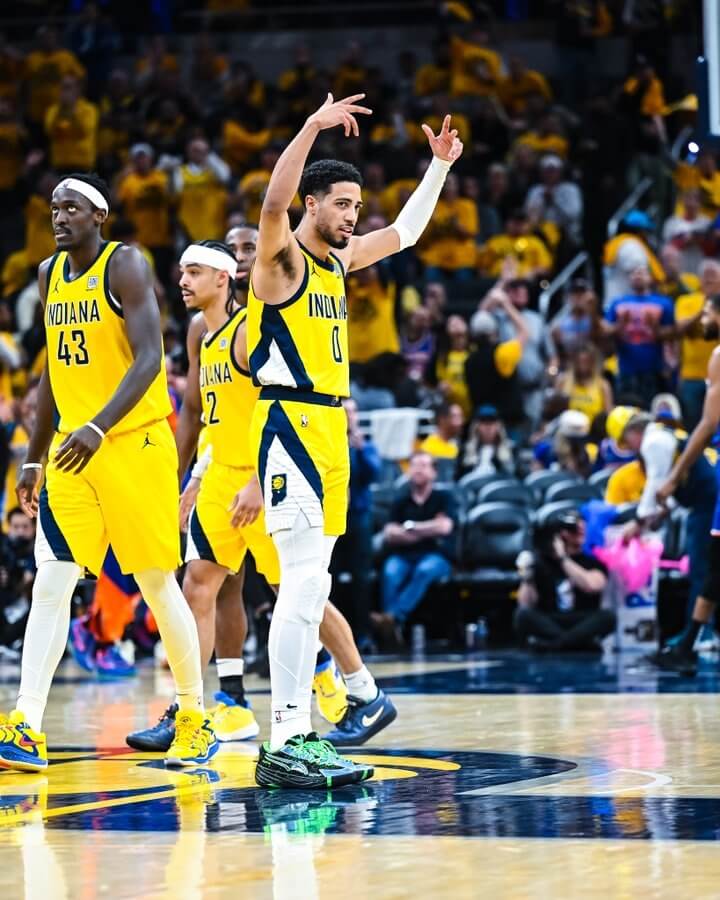 NBA印第安那溜馬主控哈利伯頓(右1)在28日的比賽繳出超級大三元。(圖取自x.com/Pacers)