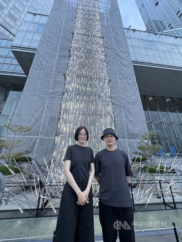 新加坡「照亮新加坡(i Light Singapore)」燈光節即將登場,來自台灣的創作團隊「有用主張UxU Studio」設立大型藝術裝置,期待激發民眾不同想像。中央社記者吳昇鴻新加坡攝 114年5月27日