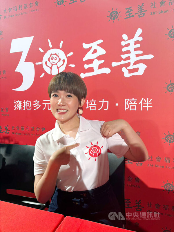 演員孫可芳(圖)日前隨公益團體到越南探訪弱勢孩童,她看到很多需要幫助的小孩而淚崩,也想起小時候父母過世卻被同學笑孤兒的過往。圖為孫可芳28日出席至善基金會30週年記者會。中央社記者洪素津攝 114年5月28日