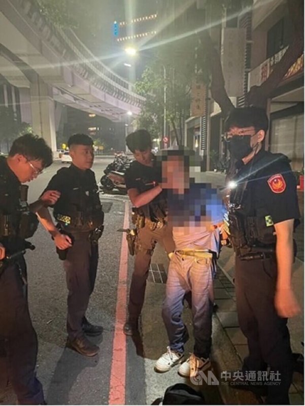 台中警方22日晚間巡邏時,在西屯區路旁發現1輛失竊小貨車,經盤查車上的羅姓男子(右2)時,發現他除神情緊張,還有反應遲緩等異常狀況,後續搜出毒品等物將他法辦。(翻攝照片)中央社記者蘇木春傳真 114年5月28