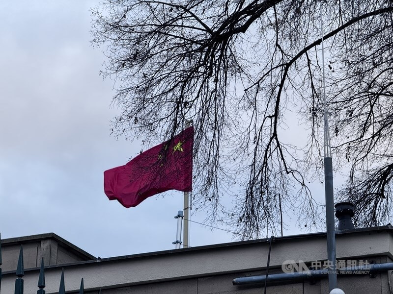 捷克政府指控,中國駭客組織APT31對捷克外交部發動網路攻擊。歐盟方面聲明,中國應尊重國際法,並強調自2021年起,布魯塞爾已多次就網路攻擊問題向北京提出關切。圖為中國駐捷克大使館。 中央社記者劉郁葶布拉格攝 114年5月28日