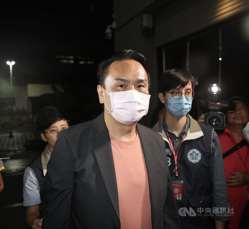 士林地檢署偵辦台北市北投區農會理事長選舉賄選案,28日指揮調查局搜索,並約談國民黨台北市議員陳重文在內等11名被告,晚間一一移送士檢複訊,圖為陳重文晚間被移送地檢署複訊。中央社記者王飛華攝114年5月28日