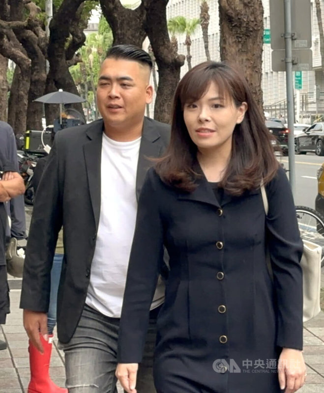 京華城案,台北地院28日表示,被告柯文哲等人涉犯本刑5年以上重罪,有逃亡及串供之虞,裁定6月2日起延押禁見2個月。高虹安(右1)28日因誣告案赴台灣高等法院,被問到柯文哲遭延押,她並無回應。中央社記者劉世怡攝 114年5月28日