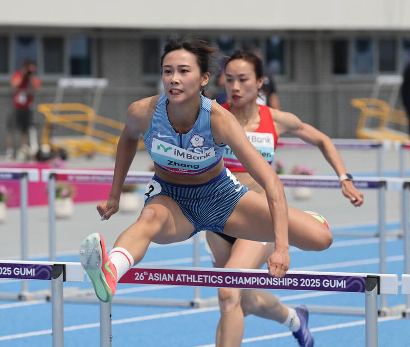 台灣「跨欄甜心」張博雅(前),28日在田徑亞洲錦標賽女子100公尺跨欄預賽順利晉級。(中華民國田徑協會提供)中央社記者黎建忠傳真 114年5月28日