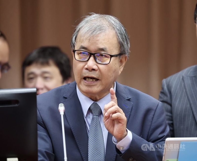 教育部長鄭英耀(前)28日立法院重申,在陸委會頒布「橙色警戒」情況下,不支持台灣學校到中國交流。中央社記者張皓安攝 114年5月28日