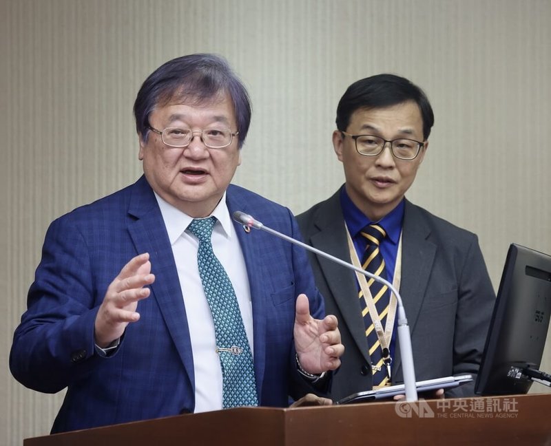 衛福部長邱泰源(左)28日在立法院社會福利及衛生環境委員會表示,面對新一波新冠疫情,政府已建立完善的醫療應變體系,食藥署已請廠商加速生產家用快篩試劑,供應一定充足,呼籲民眾放心。中央社記者張皓安攝 114年5月28日