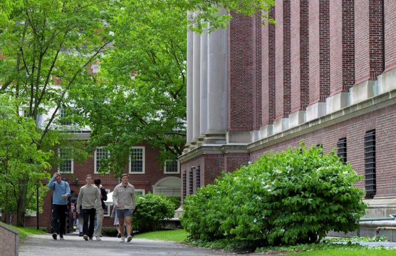 圖為哈佛大學學生漫步校園。(路透社)