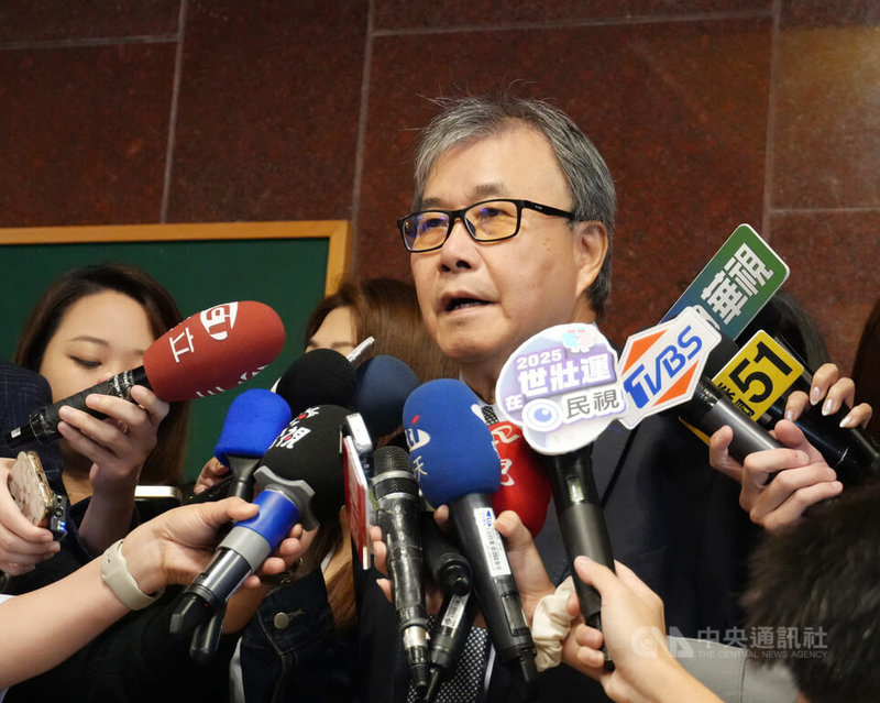 教育部次長葉丙成公開評論性平案引發爭議,請假接受調查。教育部長鄭英耀(圖)28日在立法院表示,為了確保調查的公平公正,葉丙成督導的業務也做了調整,希望他在調查期間充分配合調查小組,避免因職務關係,造成外界許多不必要的猜測。中央社記者陳至中台北攝 114年5月28日