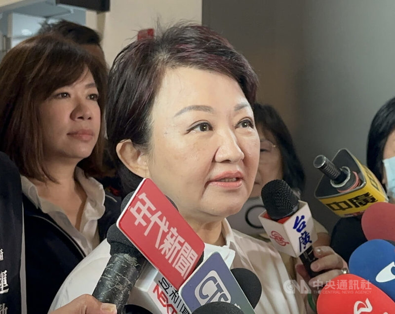 台中市長盧秀燕(前中)28日表示,台中大巨蛋將落腳水湳經貿園區,興建可容納3萬人以上多功能場館,提供棒球等大型體育賽事及超大型演唱會等藝文表演活動。中央社記者趙麗妍攝 114年5月28日