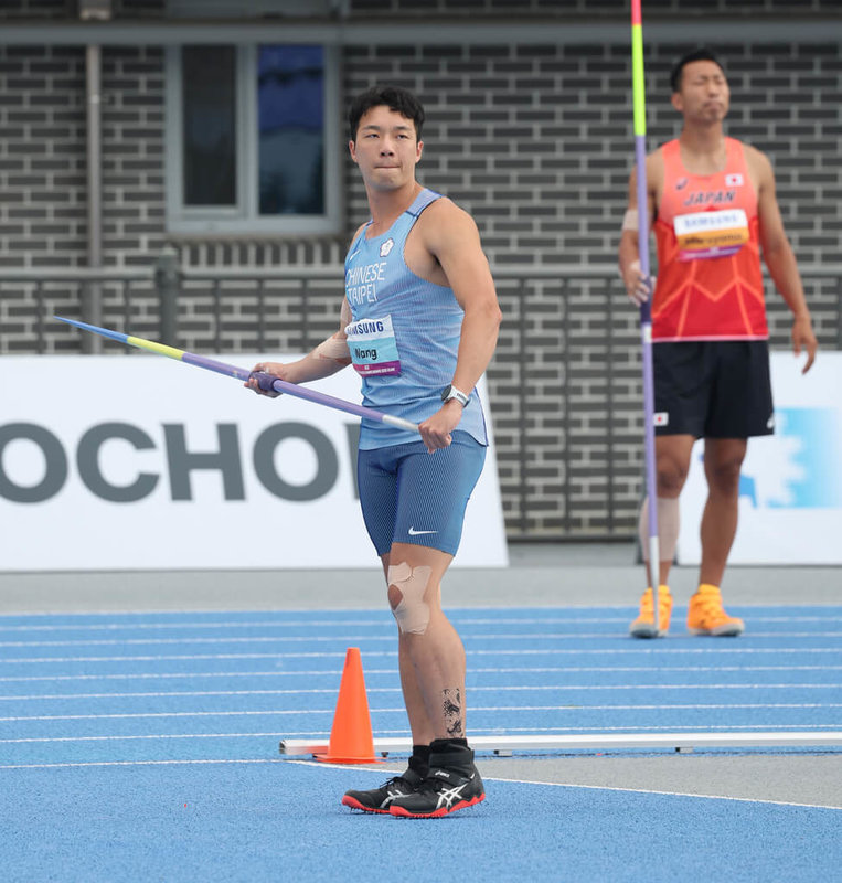 台灣男子十項全能好手王晨佑(前)28日在2025亞洲田徑錦標賽第9項標槍項目結束後,積分高居第2,只可惜最後1項1500公尺氣力放盡,最終以7546分、第4名作收。(中華民國田徑協會提供)中央社記者黎建忠傳真 114年5月28日