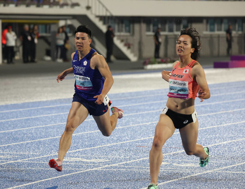 2025亞洲田徑錦標賽28日進行女子100公尺決賽,台灣好手胡家蓁(左)以11秒85的成績獲得第6名。(中華民國田徑協會提供)中央社記者黎建忠傳真 114年5月28日
