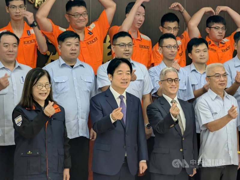 端午節將至，總統賴清德（前左2）29日上午在海委會主委管碧玲（前左）等人陪同下，前往基隆市海巡署第2巡防區指揮部慰勞海巡人員，並合影留念。中央社記者王朝鈺攝 114年5月29日