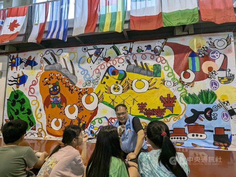 金門縣多年國小參與日本長崎市國際藝術計畫,由教師引導學生從自身歷史出發,將對戰爭與和平理解透過繪畫表達,打造巨幅作品「和平金門島」,金門縣副縣長李文良(後)29日到校與學生互動,了解創作動機。中央社記者吳玟嶸攝 114年5月29日