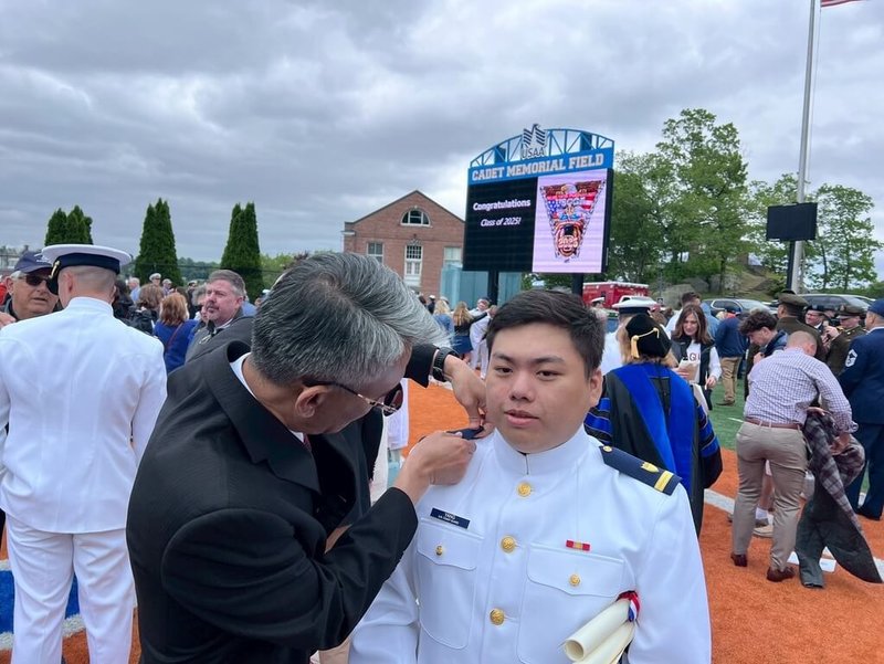 美國海岸防衛隊官校首位公費台生楊凱閎21日畢業,海巡署代表為他掛上象徵性官階。(海巡署提供)中央社記者廖漢原紐約傳真 114年5月29日