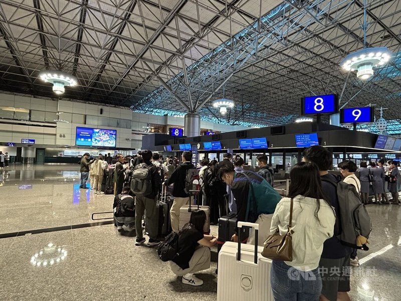 5月29日起至6月2日為桃園機場端午疏運期,29日為出境尖峰日,不少民眾提早到機場報到,現場出入境運作順暢。中央社記者葉臻攝 114年5月29日