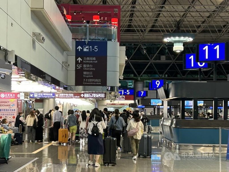 5月29日起至6月2日為桃園機場端午疏運期,預估總運量逾68.7萬人次,出發尖峰為29日,不少民眾趁著連假出國遊玩。中央社記者葉臻攝 114年5月29日