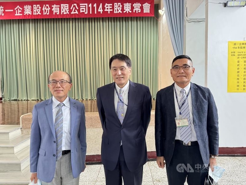 全聯宣布量販店大潤發將改名為「大全聯」，被問到統一旗下家樂福是否也要改名，統一董事長羅智先（中）29日首度表示，名字要不要改，還在思考；每年授權費很高，但合約還未到期，不急著改。中央社記者何秀玲攝  114年5月29日