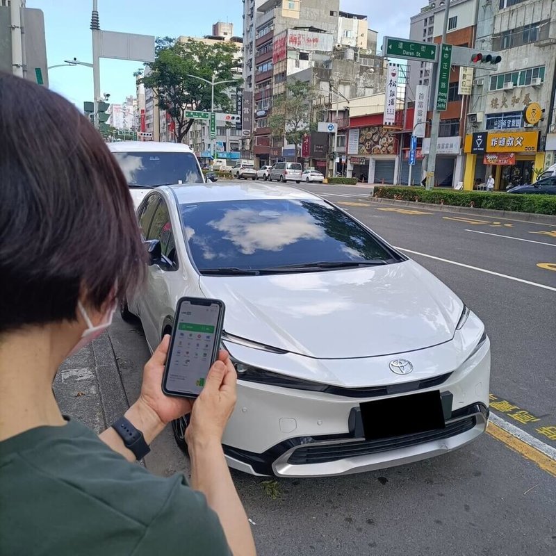 高雄市交通局推動行動支付繳納路邊停車費,為鼓勵民眾多加利用,針對新舊用戶皆推出優惠折扣,還有機會抽獎。(高雄市交通局提供)中央社記者林巧璉傳真 114年5月29日