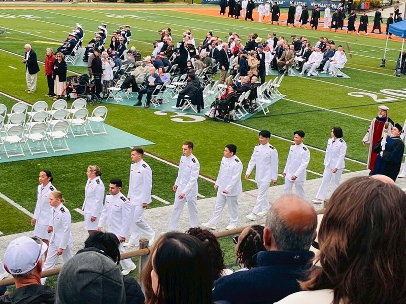 楊凱閎(右4)21日自美國海岸防衛隊官校畢業,唱名後接受表揚。(海巡署提供)中央社記者廖漢原紐約傳真 114年5月29日