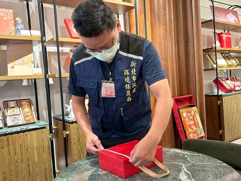 新北市環保局29日表示,稽查端午節禮盒是否過度包裝,隨機抽樣各類產品,共215件全數符合規定。(新北市環保局提供)中央社記者黃旭昇新北傳真 114年5月29日