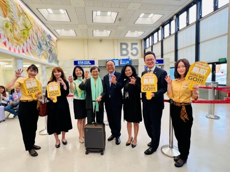 交通部觀光署長周永暉(右4)、台灣觀光協會榮譽會長葉菊蘭(左4)等人29日搭乘台灣虎航桃園-米子(鳥取)首航航線參加台日觀光高峰論壇。(台灣虎航提供)中央社記者余曉涵傳真 114年5月29日