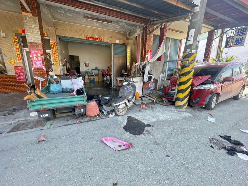 屏東高樹鄉產業路27日發生死亡車禍,61歲徐女駕自小客車載孫,失控追撞電動車騎士91歲潘女,一路推撞到撞上電線桿才停下來,微電車駕駛潘女送醫後仍因傷重不治身亡。(屏東縣政府警察局里港分局提供) 中央社記者黃郁菁傳真 114年5月29日