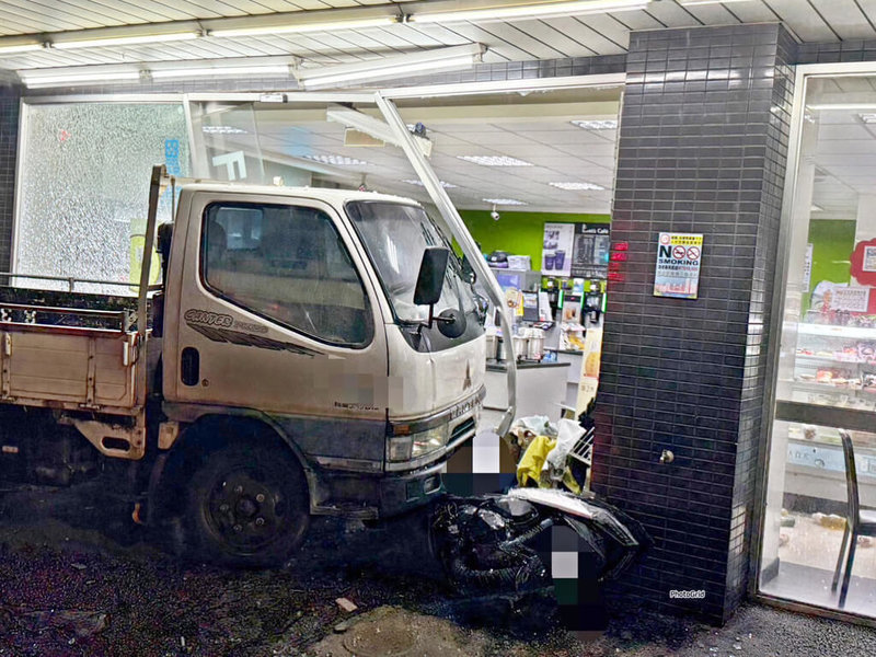 新竹縣楊姓女子29日駕駛貨車行經竹東鎮中豐路3段，卻撞上機車再衝撞進超商，竹東警分局表示，楊女疑因分心未注意車前狀況，所幸未造成人員受傷。（竹東警分局提供）中央社記者郭宣彣傳真 114年5月29日