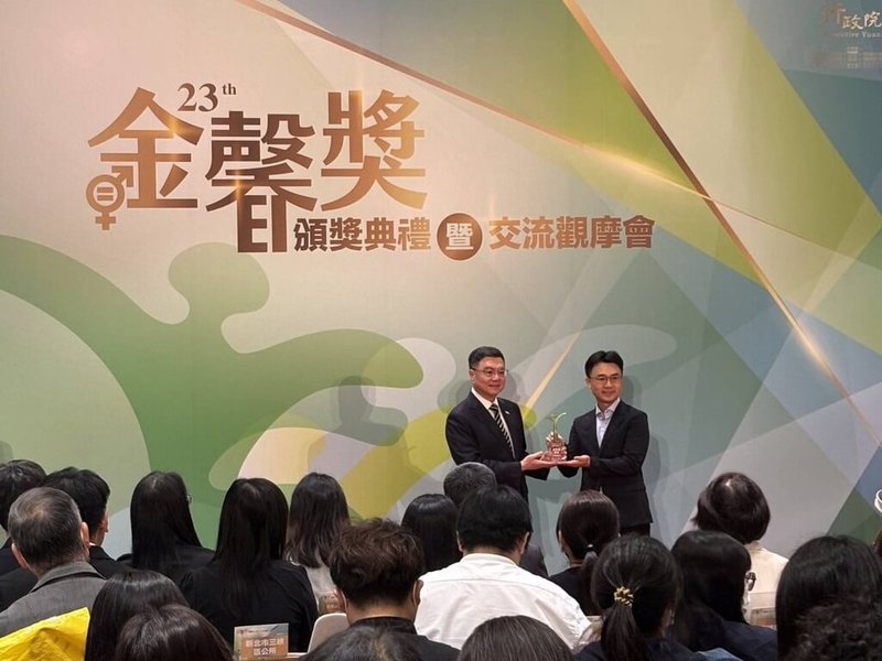 113年度第23屆金馨獎28日頒獎,台東縣政府在推動性別平等政策方面表現優異榮獲甲等,並以「45+的幸福加值人生計畫」獲頒「性別平等創新獎」,由參議郭建成(後右)代表接受行政院長卓榮泰(後左)表揚。(台東縣政府提供)中央社記者盧太城台東傳真 114年5月29日