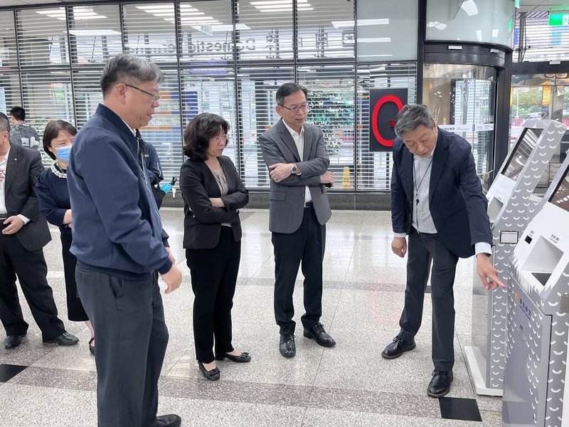 交通部次長林國顯(右2)29日與民航局長何淑萍(右3)及台北航空站主任鄭堅中(前左)等人一同視察松山機場,了解端午連假疏運準備情形。(民航局提供)中央社記者余曉涵傳真 114年5月29日