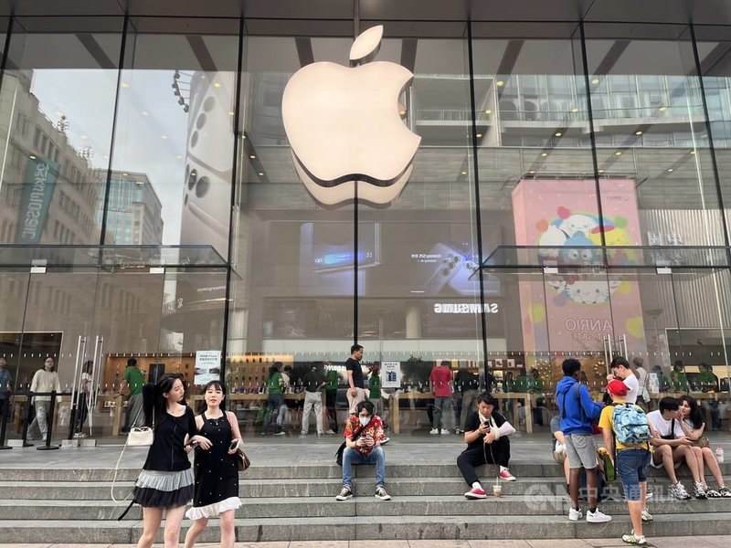 受到中國官方政策補貼措施等帶動,蘋果產品iPhone 16 Pro登上2025年第20週(5月12至18日)中國國內手機銷售排行第一位。圖為位於上海南京東路蘋果旗艦店。中央社記者李雅雯上海攝 114年5月29日