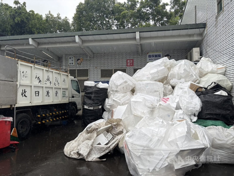 新竹縣竹北市清潔隊29日表示,日前隊員在隊上逐一整理回收物時,發現了一塊市值不菲的黃金,初步推測,應該是失主一時不察,將貴重物品當成回收物誤丟。中央社記者郭宣彣攝 114年5月29日