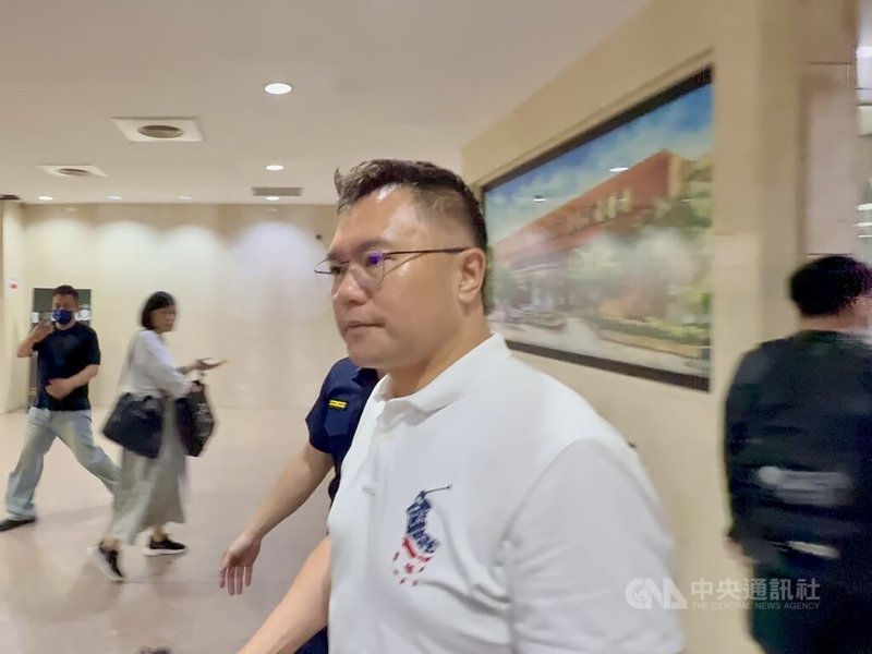 台北地檢署偵辦北市雙吳罷免提議書涉偽造案,29日指揮調查局台北市調處傳喚國民黨台北市議員張斯綱(中)說明。調查局上午11時30分許將張斯綱移送北檢複訊。據了解,張斯綱已改列被告。中央社記者林長順攝 114年5月29日