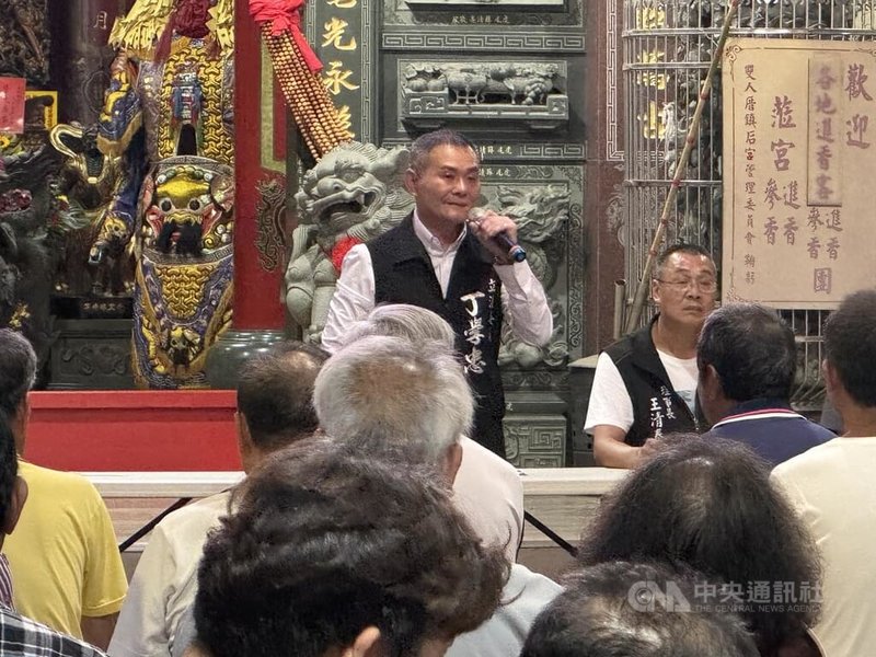 遭提罷免的中國國民黨籍立法委員丁學忠(持麥克風者)5月起到地方宣講,說明任職1年爭取地方建設、提高公糧收購價等,呼籲支持者站出來投「不同意」票。中央社記者姜宜菁攝 114年5月29日
