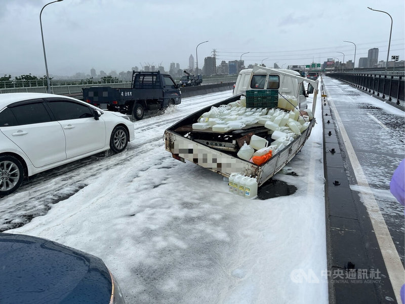 陳姓男子29日上午駕駛貨車行經華江橋，疑因雨視線不良且未保持車距，追撞前方車輛後擦撞路邊，車上洗潔劑掉落導致路面滿是泡沫，所幸現場無人受傷，3線車道共封閉2線。（翻攝畫面）中央社記者黃旭昇新北市傳真  114年5月29日