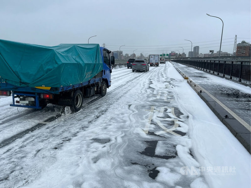 陳姓男子29日駕駛小貨車行經華江橋時發生車禍,導致車上載運的洗潔劑、漂白水等清潔用品掉落,造成大量泡沫擴散,影響行車安全;現場於中午清除完畢,解除交通管制。(翻攝畫面)中央社記者黃旭昇新北市傳真 114年5月29日