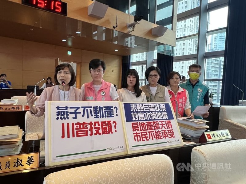 台中大巨蛋落腳水湳經貿園區,民進黨籍議員陳淑華(左)、陳俞融(左2)等人29日在議會質詢時質疑有炒高水湳地價之嫌。中央社記者郝雪卿攝 114年5月29日