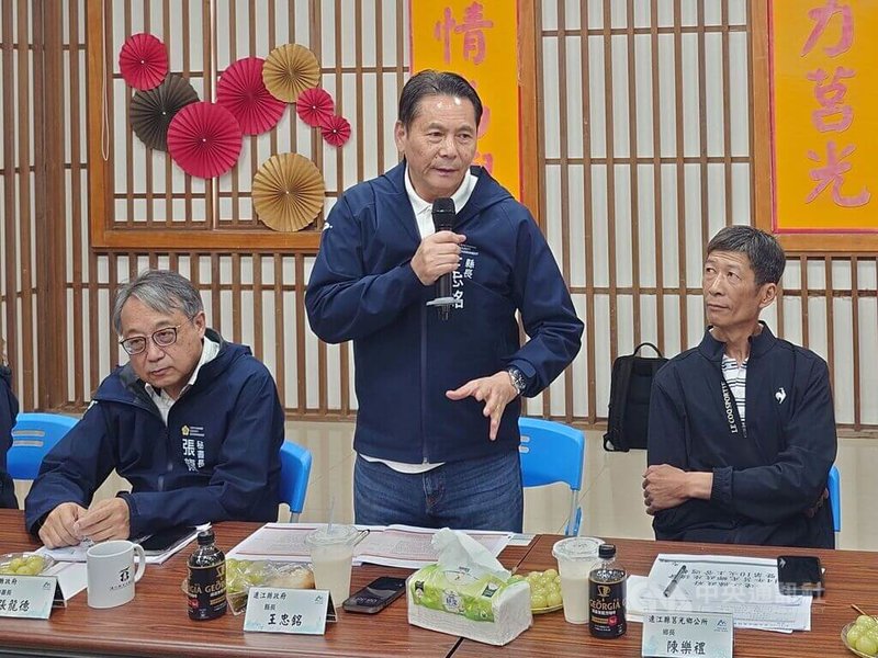 針對行政院刪減地方一般性補助款,連江縣長王忠銘(中)29日受訪時表示,連江縣財政仰賴中央補助比例高,故不考慮訴願。圖為王忠銘4月間在莒光鄉舉行鄉政座談畫面。中央社記者潘欣彤攝 114年5月29日