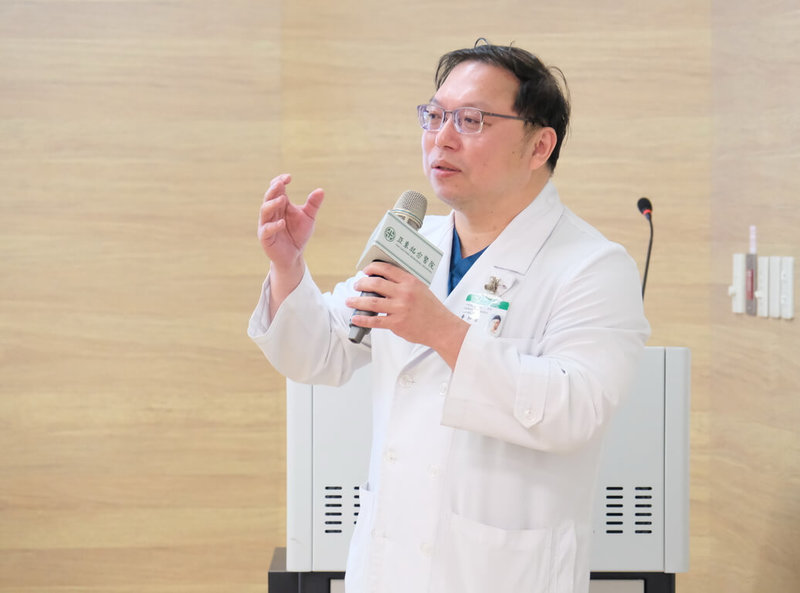 亞東醫院29日舉行「AI智慧紀錄系統」成果發表會,重症醫學部主任辛和宗(圖)指出,這套系統就像醫護的第2雙手,不僅能精準辨識語音協作紀錄,甚至連台語都聽得懂,還能自動補充醫療名詞解釋並刪除口語贅詞。(亞東醫院提供)中央社記者黃旭昇新北市傳真 114年5月29日