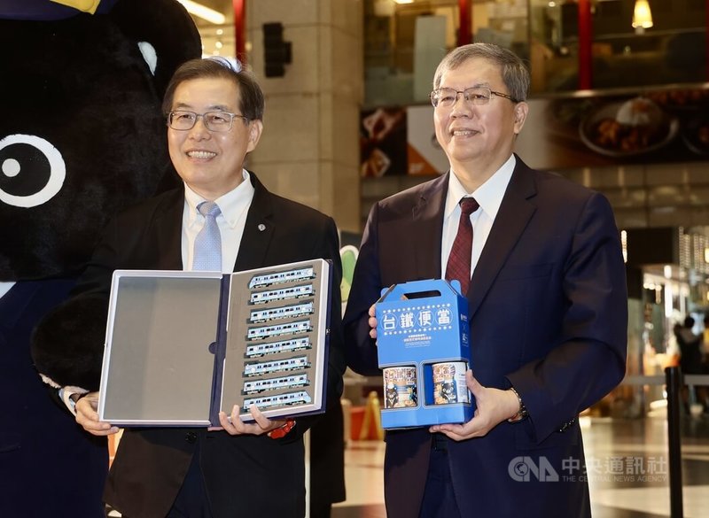 台鐵公司鐵路便當節暨商品展前記者會29日在台北車站舉行,台鐵與台灣菸酒合作,在鐵路便當節推出訂製商品,台鐵公司總經理馮輝昇(左)、台灣菸酒公司副總經理林鴻志(右)出席記者會,歡迎民眾6月6日至9日來台北車站參與鐵路便當節活動。中央社記者張皓安攝 114年5月29日