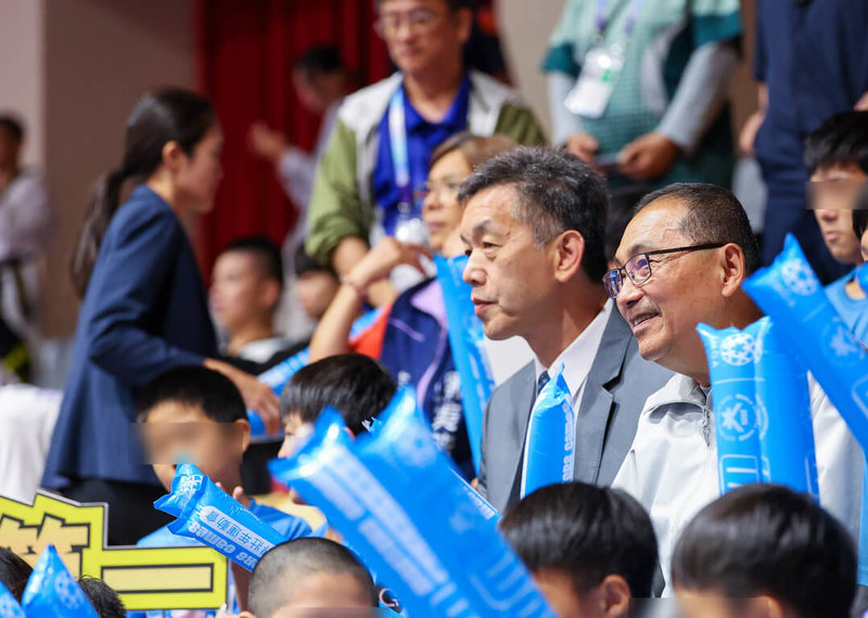 跆拳道奧運國手羅嘉翎的母親何千金29日在雙北世壯運跆拳道休閒組67公斤級賽事奪銅,新北市長侯友宜(右)也在場邊觀戰應援。(新北市體育局提供)中央社記者黃旭昇新北市傳真 114年5月29日