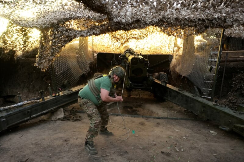 一名烏克蘭士兵在哈爾科夫州前線朝俄軍發射砲彈。(路透社)