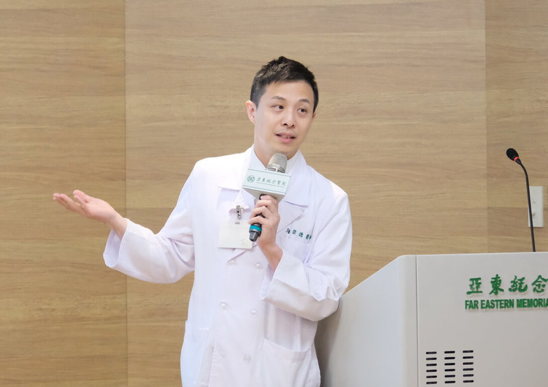 亞東醫院29日舉行AI智慧紀錄系統成果發表會,人工智慧中心主任王棨德(圖)指出,醫療語言具高度專業性,為強化AI辨識能力,團隊蒐集50小時的臨床語音資料,歷經5個月研發,使語音辨識準確率達90%以上。(亞東醫院提供)中央社記者黃旭昇新北市傳真 114年5月29日