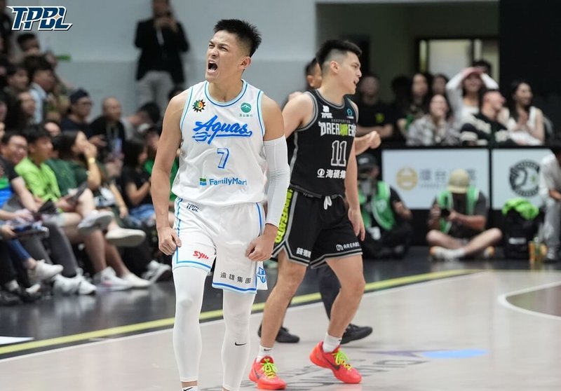 台灣職業籃球大聯盟(TPBL)高雄全家海神隊29日季後賽首戰交手福爾摩沙夢想家隊,海神第4節靠著于煥亞(前)等人挺身而出逆轉比分,尤其于煥亞終場前43秒飆進鎖定戰果的三分彈,助隊搶下勝利。(TPBL提供)中央社記者陳容琛傳真 114年5月29日